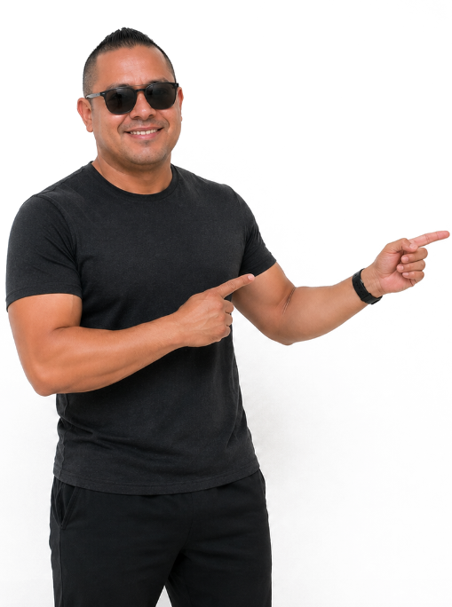 Entrenador señalando hacia el formulario de acceso